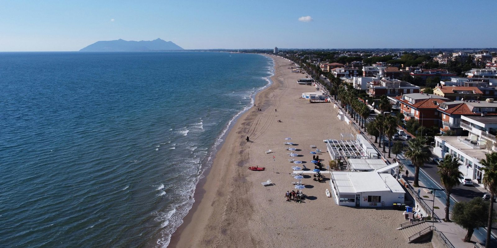 Megafonia a zones de costa: reptes acústics i requeriments normatius